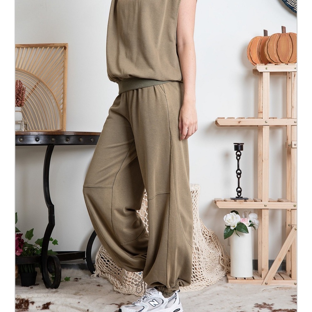 B9062-(🚨 5 COLORS) OPEN BACK SLEEVELESS SWEAT TOP & PANTS SET - Picture 9 of 12
